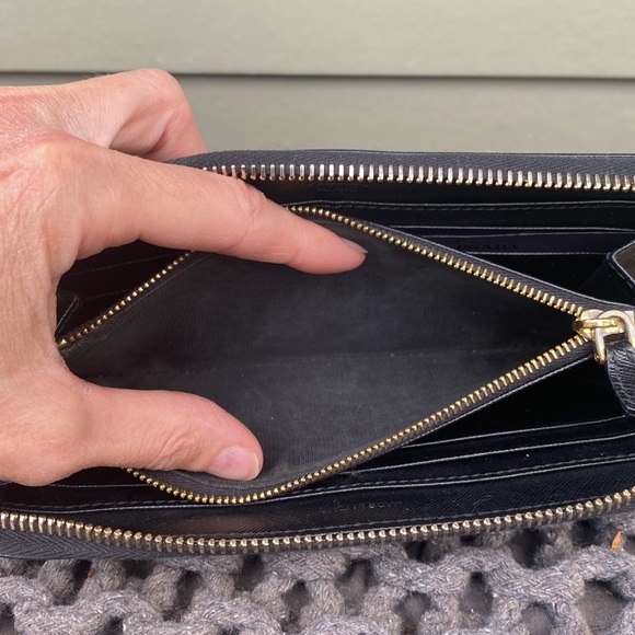 PRADA NERO SAFFIANO LUX WALLET LEATHER IN GOOD CONDITION. ONLY A COUPLE SCUFFS - Picture 11 of 16